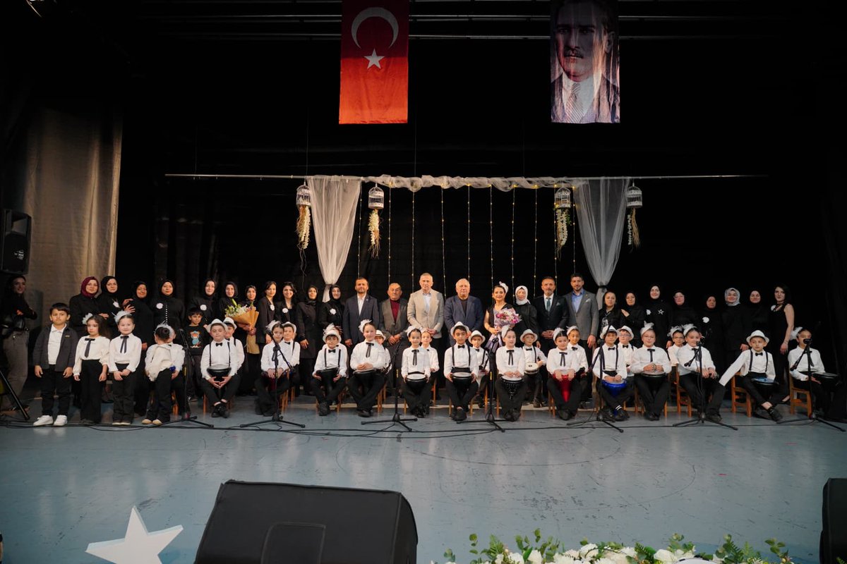 fatsabeltr's tweet photo. Sanatın birleştirici gücü, şehrimizin ortak ruhunu yansıtır.

Şehit Sercan Öklük İlkokulu öğretmeni Tülay Çamaş ve kıymetli öğrencilerimiz tarafından hazırlanan “Ritim, Perküsyon ve Müzik Şenliği” programına, Belediye Başkan Vekilimiz Muharrem Okyay Sarıhan ve İlçe Milli Eğitim Müdürümüz Suat Evin katılım sağladı.

Kültür ve Sanat Merkezimizde gerçekleşen bu anlamlı etkinlikte; çocuklarımızın sahneye yansıttığı emek, ritim ve coşku, geleceğe dair umutlarımızı bir kez daha güçlendirdi. Sanatla büyüyen nesillerin, şehrimizin yarınlarına değer katacağına yürekten inanıyoruz.

Emeği geçen öğretmenlerimize, öğrencilerimize ve katkı sunan herkese teşekkür ediyor; evlatlarımızın başarılarının artarak devam etmesini temenni ediyoruz. 🎶