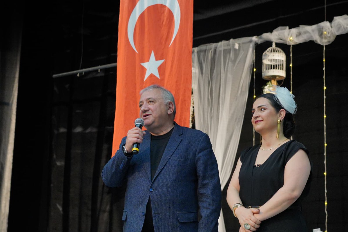 fatsabeltr's tweet photo. Sanatın birleştirici gücü, şehrimizin ortak ruhunu yansıtır.

Şehit Sercan Öklük İlkokulu öğretmeni Tülay Çamaş ve kıymetli öğrencilerimiz tarafından hazırlanan “Ritim, Perküsyon ve Müzik Şenliği” programına, Belediye Başkan Vekilimiz Muharrem Okyay Sarıhan ve İlçe Milli Eğitim Müdürümüz Suat Evin katılım sağladı.

Kültür ve Sanat Merkezimizde gerçekleşen bu anlamlı etkinlikte; çocuklarımızın sahneye yansıttığı emek, ritim ve coşku, geleceğe dair umutlarımızı bir kez daha güçlendirdi. Sanatla büyüyen nesillerin, şehrimizin yarınlarına değer katacağına yürekten inanıyoruz.

Emeği geçen öğretmenlerimize, öğrencilerimize ve katkı sunan herkese teşekkür ediyor; evlatlarımızın başarılarının artarak devam etmesini temenni ediyoruz. 🎶