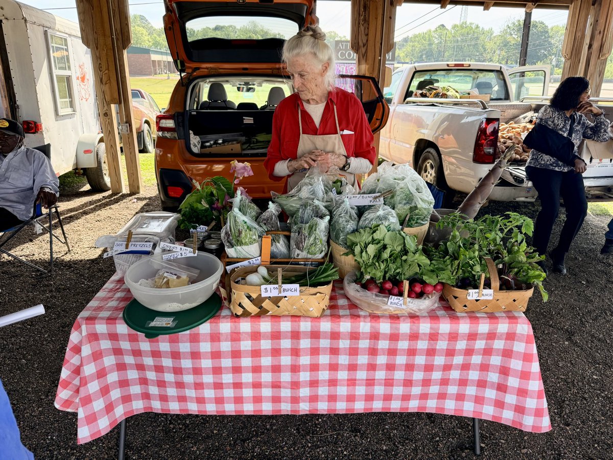 FNULNU1's tweet image. Had an amazing morning in #Kosciusko, MS.  My cousin is doing amazing things with the #AgScience program there.   His students participate in the local #FarmersMarket.   I decided to pick up a few things. 🤷🏾‍♂️🤣🤣🤣

#ShopLocal #SupportSmallBusinesses
