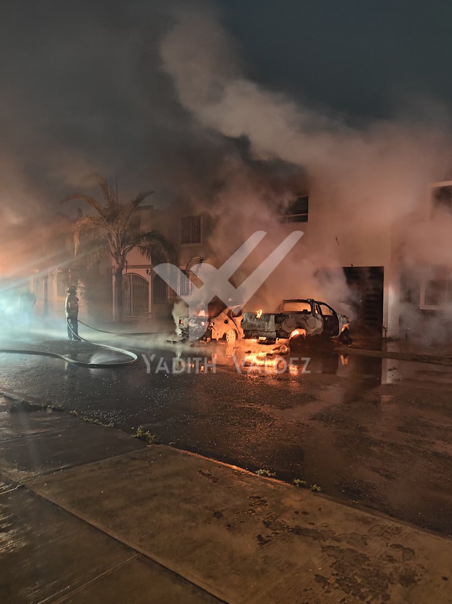 yadithvaldez's tweet photo. ⚠️Esta mañana 2 vehículos terminaron incendiados en la Colonia Cumbres San Agustín en #Monterrey, cuerpos de auxilio atendieron el reporte en calle Sacramento 🔥 👨‍🚒 🧯 ⚠️ https://t.co/iua0mKUNda