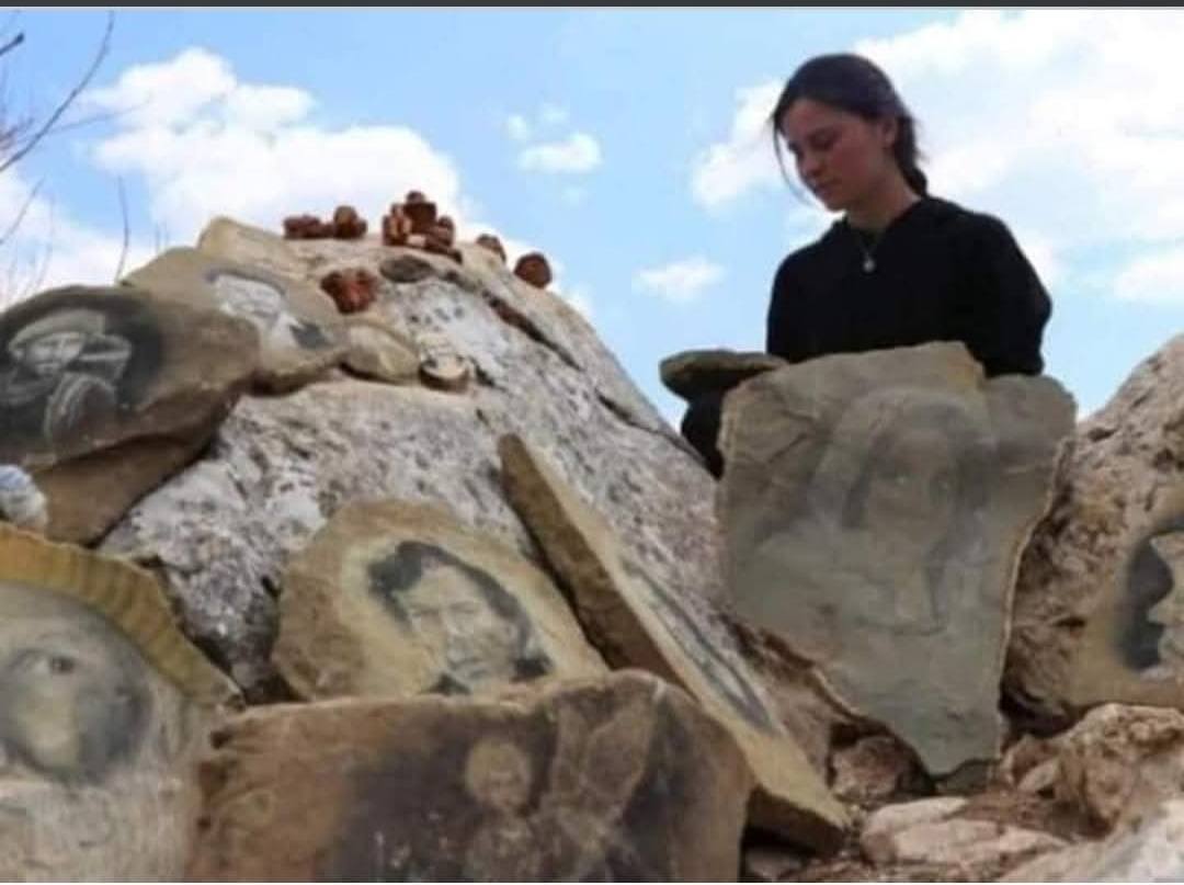 ogretmensitemiz's tweet photo. Şu yeteneğe bakın...
Avrupa'da, Amerika'da olsaydı yere göğe sığdıramazlardı..
Kim bilir belki daha ne yetenekler var bu topraklarda.
Kan hafızasında var olan bir yaratıcılığı ortaya koymuş...
Bu tür sanatların sahibi Türkler.
Burdur'da yaşayan geçimini hayvancılıkla sağlayan bir ailenin kızı olan Yörük kızı Büşra’yı payIaşaIım. Kısıtlı imkanlarıyla dağa taşa resim yapan bu çocuğumuza sanat eğitimi için birileri el uzatır belki...
TANITIM lÇlN PAYLAŞALIM MI!..