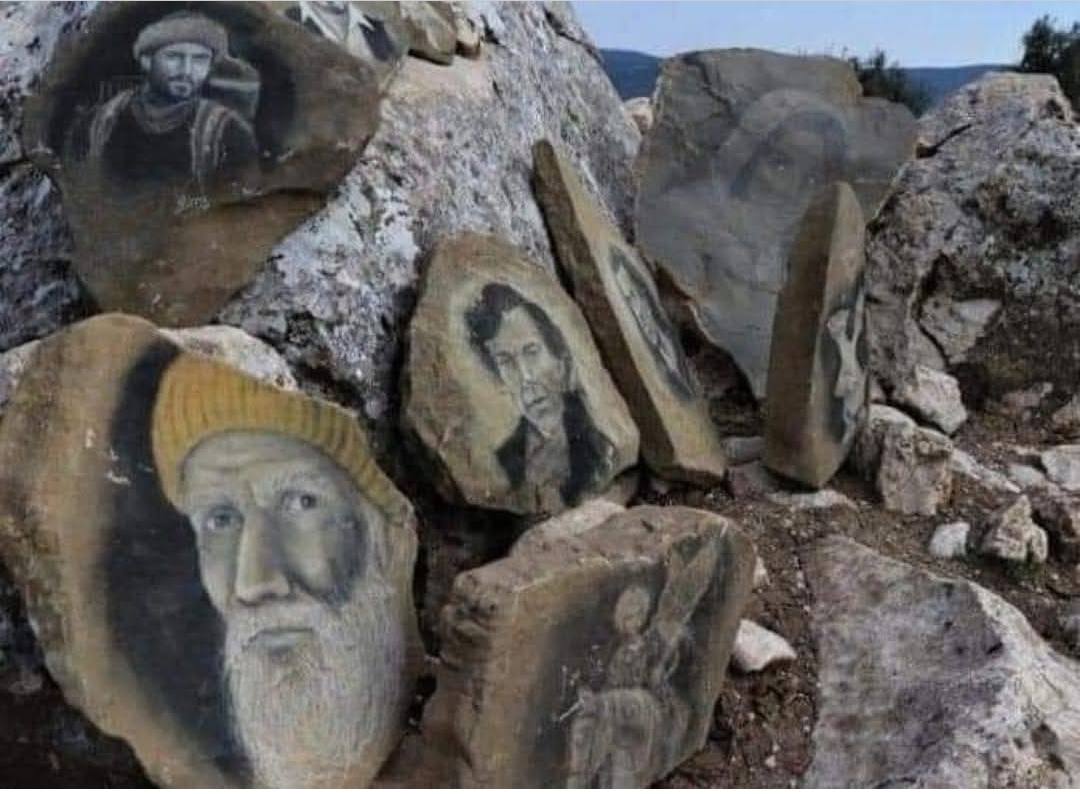 Şu yeteneğe bakın...
Avrupa'da, Amerika'da olsaydı yere göğe sığdıramazlardı..
Kim bilir belki daha ne yetenekler var bu topraklarda.
Kan hafızasında var olan bir yaratıcılığı ortaya koymuş...
Bu tür sanatların sahibi Türkler.
Burdur'da yaşayan geçimini hayvancılıkla sağlayan bir