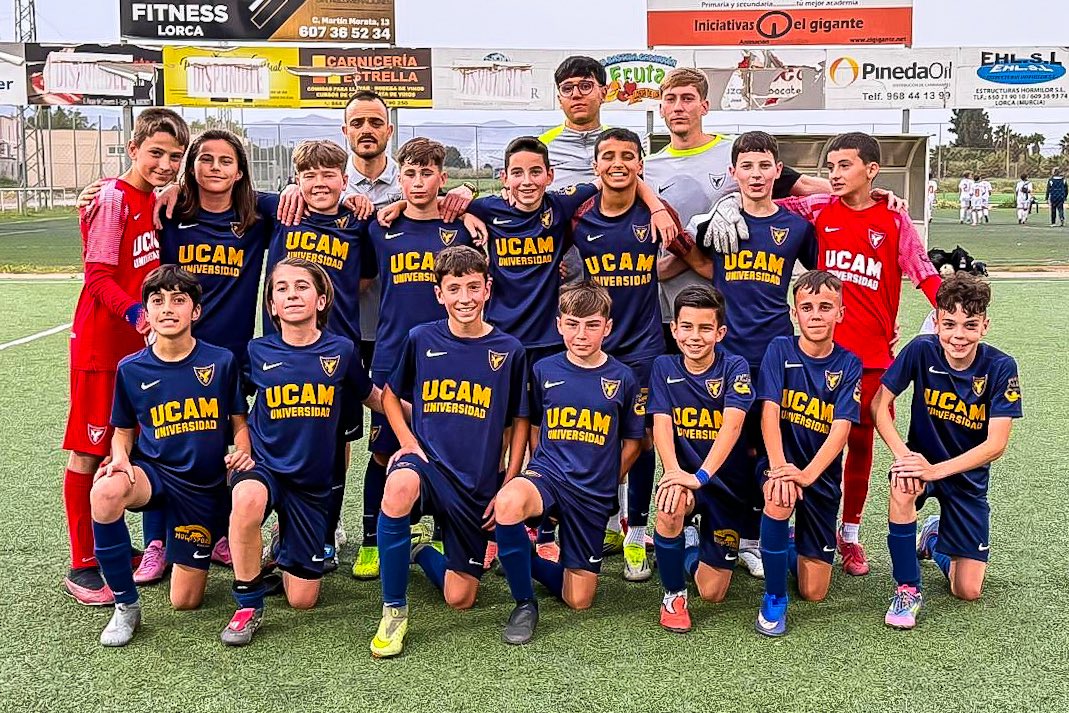ucamcf_academy's tweet photo. ⚽️ 𝐀𝐋𝐄𝐕𝐈́𝐍 𝐀 | Victoria frente a @la_plorcacd (2-3).

Nuestros canteranos supieron imponer su juego y siempre se mantuvieron por delante en el marcador.

Enzo Perona, Diego y Adam firmaron los goles del conjunto universitario.

💪🏼 ¡Gran trabajo, chicos!

#CanteraUCAM https://t.co/8QMeswx6Uc