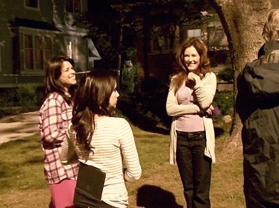 repeatrs's tweet image. Neve Campbell &amp;amp; Emma Roberts In BTS of Scream4   (2011)  
.
#scream