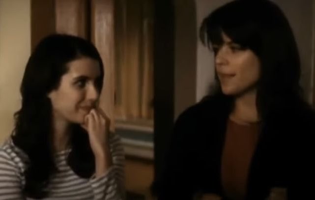 repeatrs's tweet image. Neve Campbell &amp;amp; Emma Roberts In BTS of Scream4   (2011)  
.
#scream