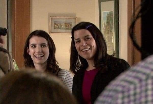 repeatrs's tweet image. Neve Campbell &amp;amp; Emma Roberts In BTS of Scream4   (2011)  
.
#scream