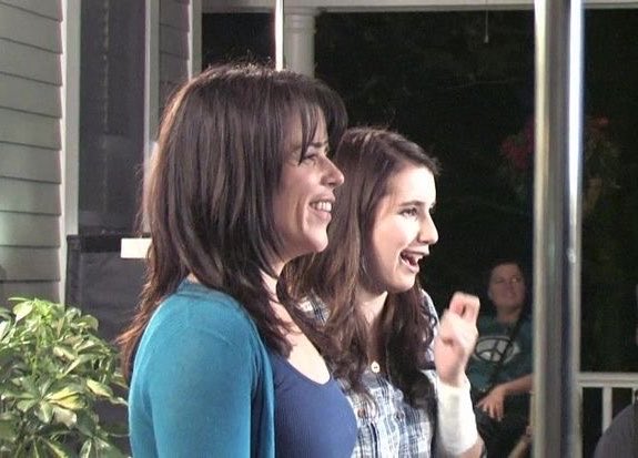 repeatrs's tweet image. Neve Campbell &amp;amp; Emma Roberts In BTS of Scream4   (2011)  
.
#scream