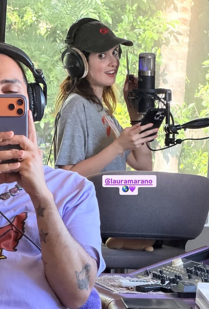📸| Laura Marano in a mini studio yesterday.