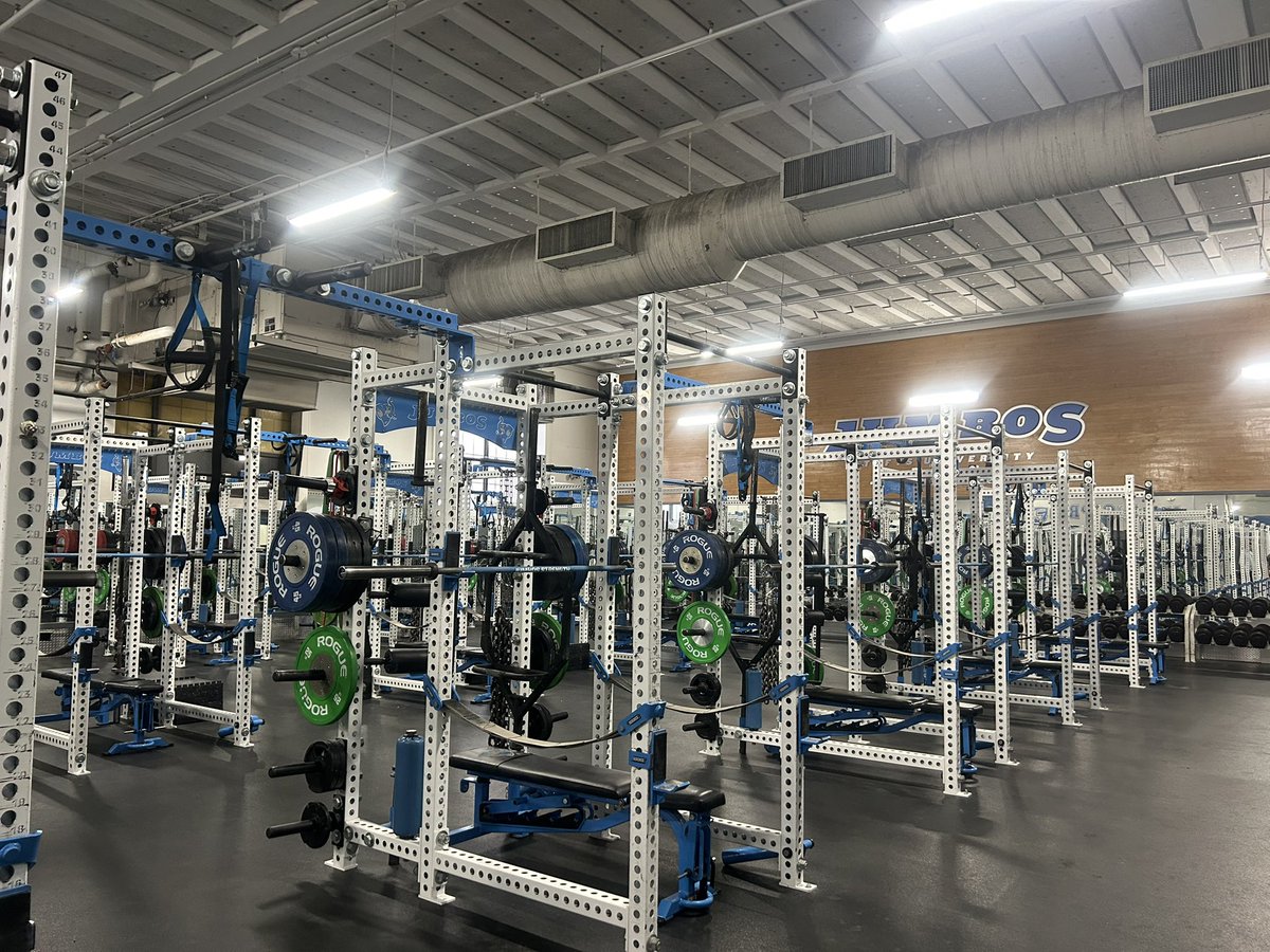 MRudini88's tweet photo. Huge thanks to @CoachMacTufts for the junior day invite, as well as the entirety of the staff and the players for an outstanding afternoon at Tufts. Had a fantastic time meeting the staff and learning the about the academics and offense! Also, has an awesome tour seeing campus and the incredible facilities. Go Jumbos!