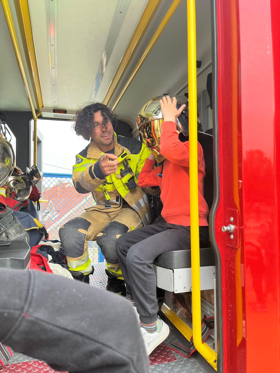 112cmadrid's tweet image. 🚒 #BomberosCM presente en las jornadas sobre servicios de emergencia dirigidas a menores con #TEA, con  @PoliciaFuenla y protección civil . Colabora @A_menTEAzul y @fuenlaincluye

Próxima cita:  
🗓️ 18 de abril. 10:00 a 14:00h
📍Parque infantil de tráfico, Fuenlabrada.

#ASEM112