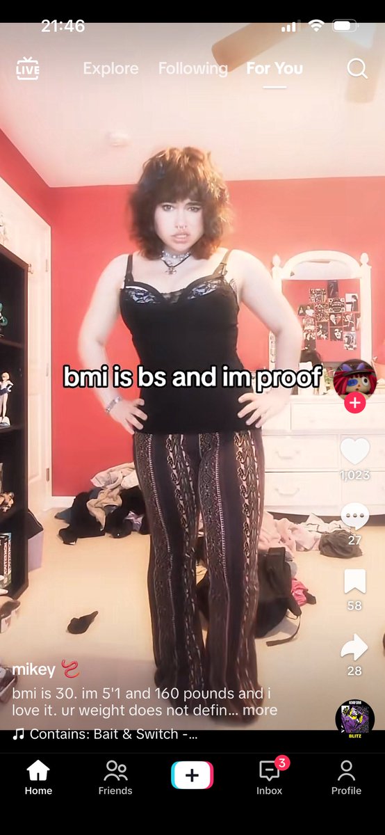 getmeoutofts's tweet photo. Why are like… 90% of people promoting/being okay with being fat just delusional or trying to cover up their insecurity about their weight because it’s easier than dieting? She’s so obviously sucking in her stomach… https://t.co/QBizbotX1N