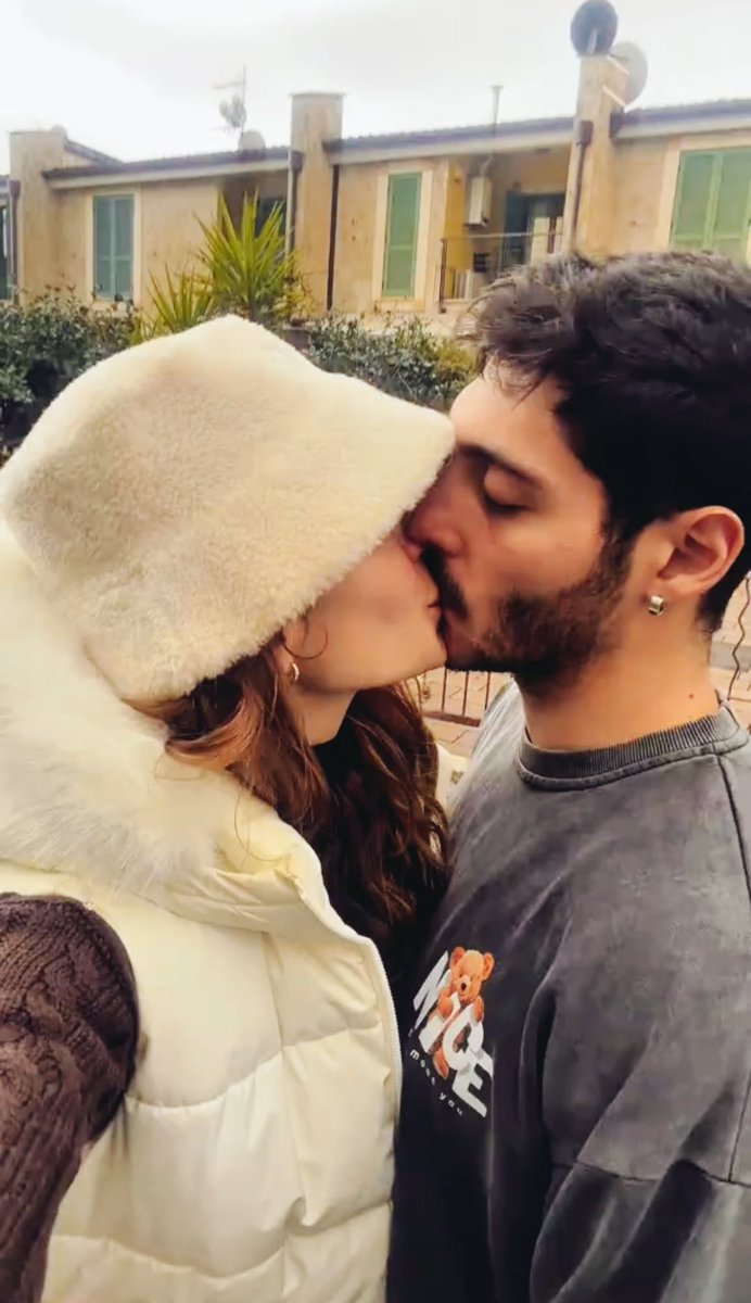 TurkuTurku4057's tweet image. SAF KIMYA 👏🤷‍♀️🍾🐀🦔..NEDEN SUREKLI KAMERALARA KARŞI OPUŞUYORLAR 🤦‍♀️😄😁 normal bir görüntüleri yokmu acaba...🍷🍾 PR PR PR PR 2.0...#zelena #zeudiners #heleners #helevier #zarlet @zeudidipalma @helenaprestes Normal kimya dolu fotoğraflar lütfen..