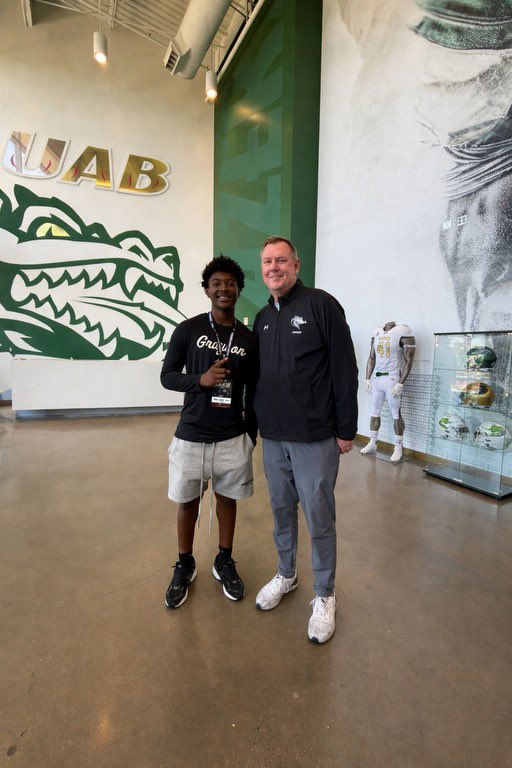 Deuce_Smith_2's tweet photo. Always great seeing @coachChipR. Thank you @UAB_FB for inviting me out today‼️

@Alex_Mortensen_ @UABRecruiting @CoachCarswell @allenliberty @QBCoach_Scott @BigCoachMarvin https://t.co/ufeyhNGq8O