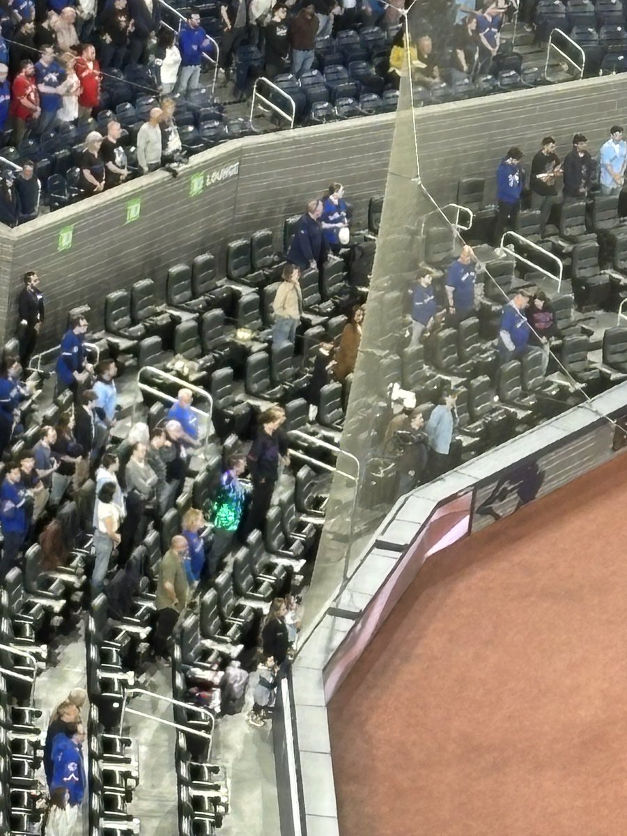 Ellieee🇨🇦🌈 tweet media