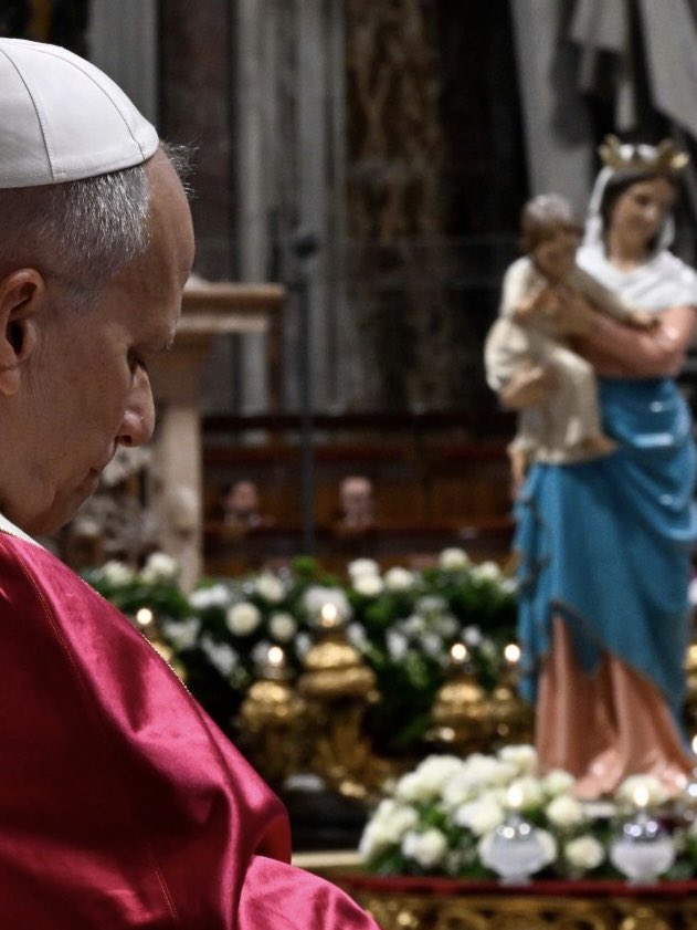 Basta com a idolatria de si mesmo e do dinheiro! Basta com a ostentação da força! Basta com a guerra! A verdadeira força manifesta-se no serviço à vida. 

#PapaLeãoXIV, na vigília da oração para invocar o dom da #paz
