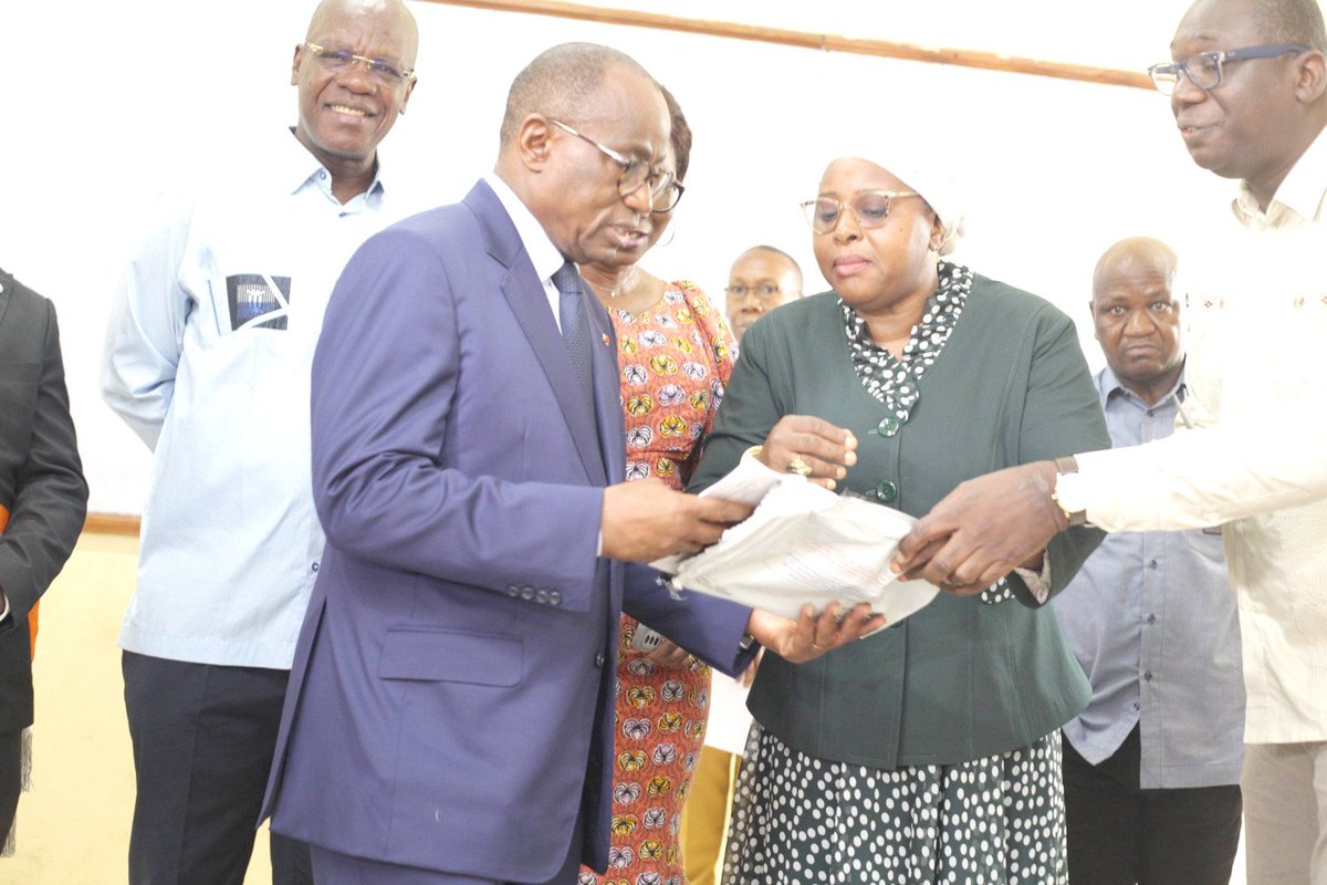 Gouvciofficiel's tweet image. #Éducation | Concours direct d'entrée au CAFOP session 2026: 67 803 candidats composent dans 154 centres pour environ 7 000 places disponibles 

Abidjan, le 11 avril 2026- Le ministre de l’Éducation nationale, de l’Alphabétisation et de l'Enseignement technique, N'Guessan Koffi,