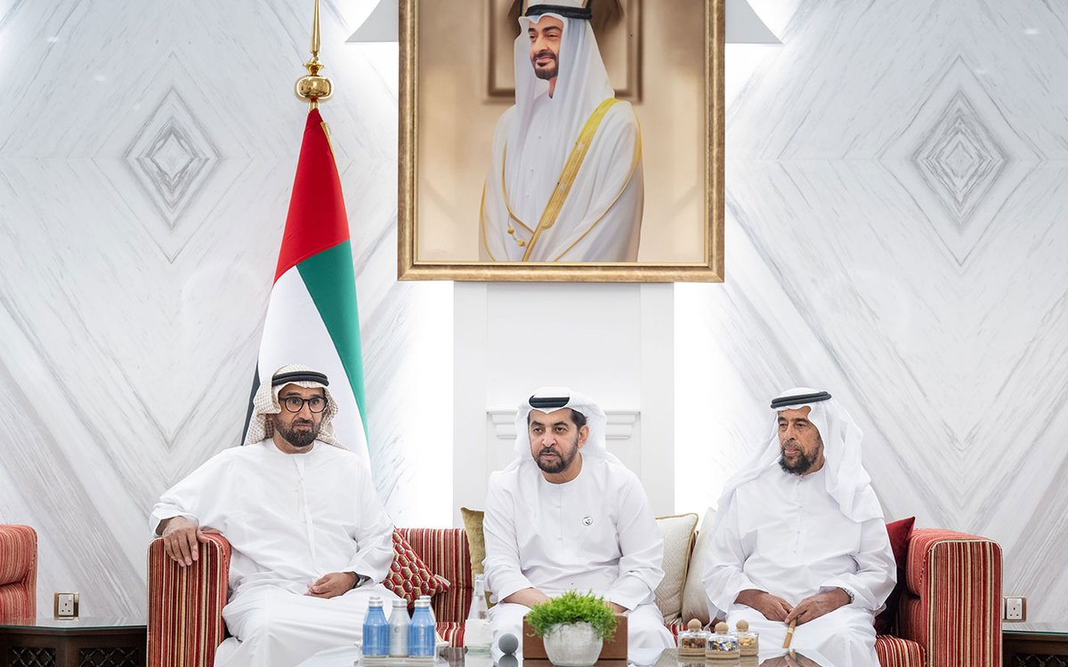 RRCDR_AD's tweet photo. حمدان بن زايد يستقبل عددا من المواطنين في قصر بينونة https://t.co/Y2hyreCVVt https://t.co/PHG5qjSF73