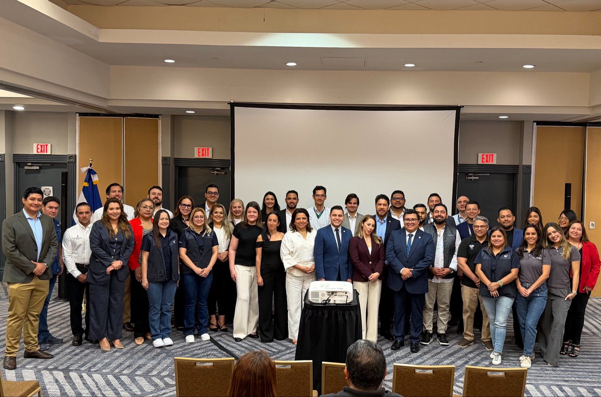 Luis_ArevaloSV's tweet photo. Desde Houston, Texas 🇺🇸
Como @cancilleriasv participamos en la feria #Expobienes2026, un espacio que busca conectar a desarrolladores inmobiliarios, constructoras y la banca nacional con salvadoreños en el exterior, con el objeto de potenciar las inversiones de nuestra diáspora🇸🇻 https://t.co/xawO5NZdik