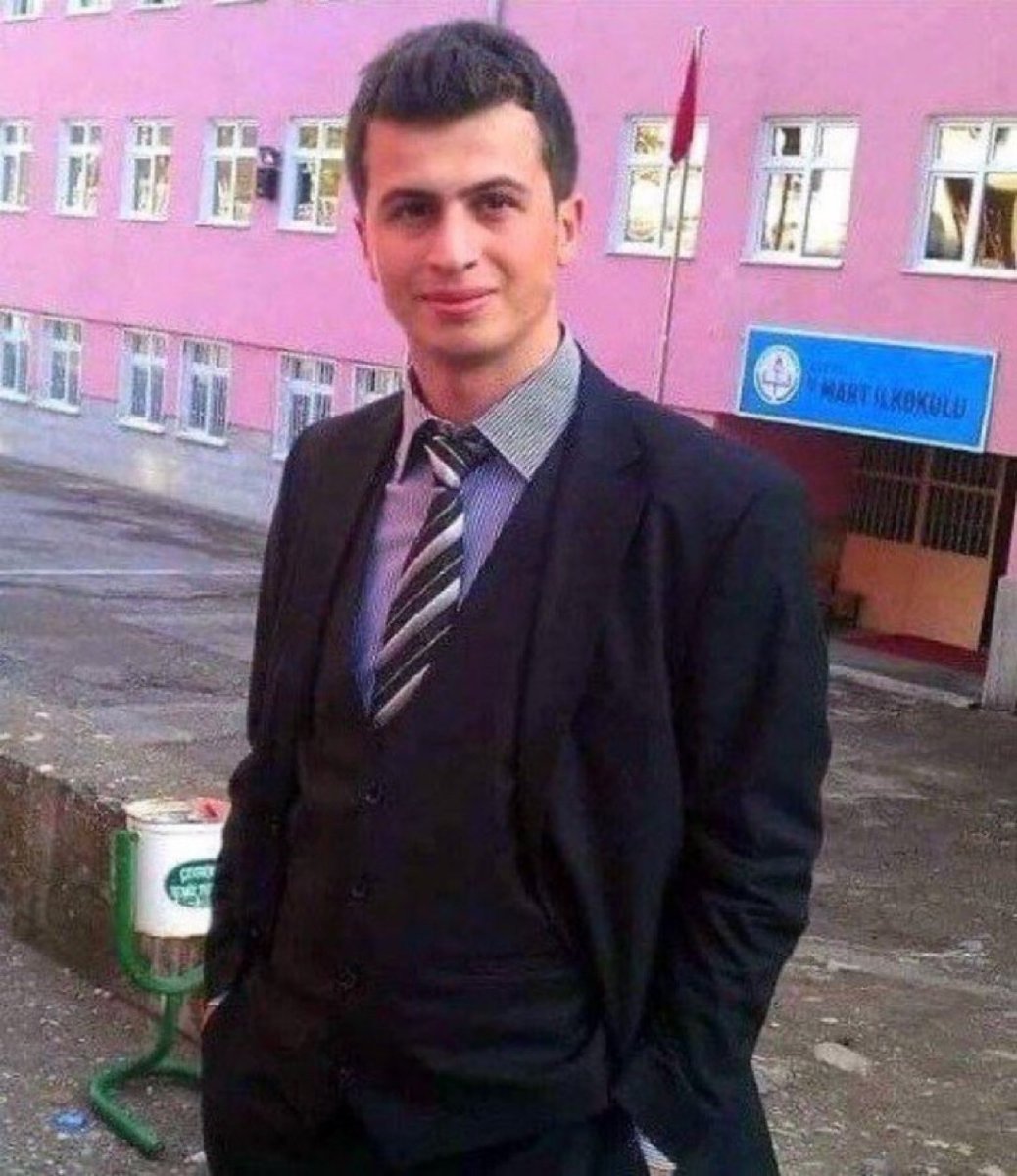 9 aylık çiçeği burnunda bir öğretmendi, yazın nişanlanacaktı Necmettin öğretmen.

Pkk tarafından yolu kesildi, 1 ay boyunca işkence edildi ve asil naaşı değersiz bir eşya gibi Pülümür deresine atıldı. 

Bir Türk öğretmeni, kendi vatanında olabilecek en onursuz saldırıya uğradı.