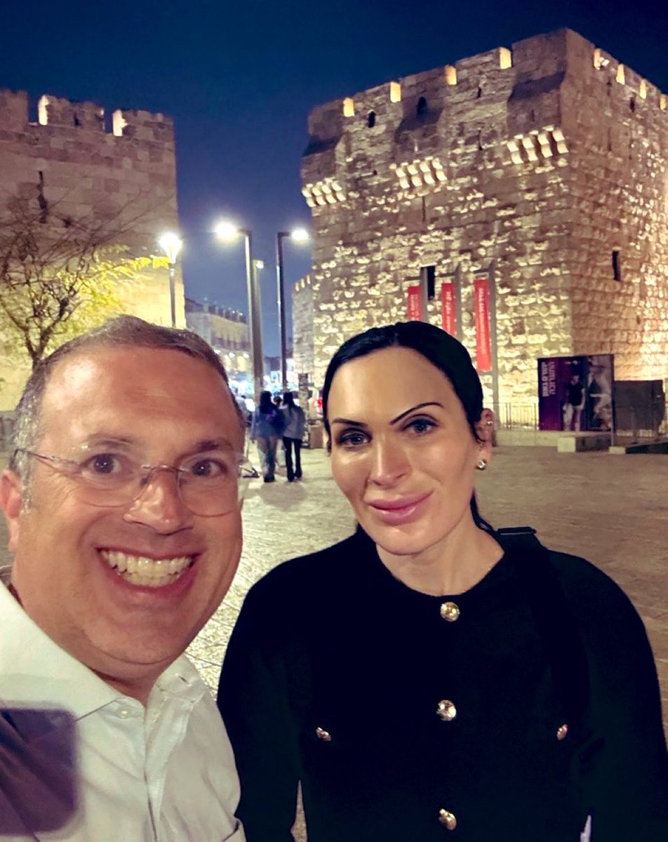 #WomenForBernie 🥥 🌴 tweet media