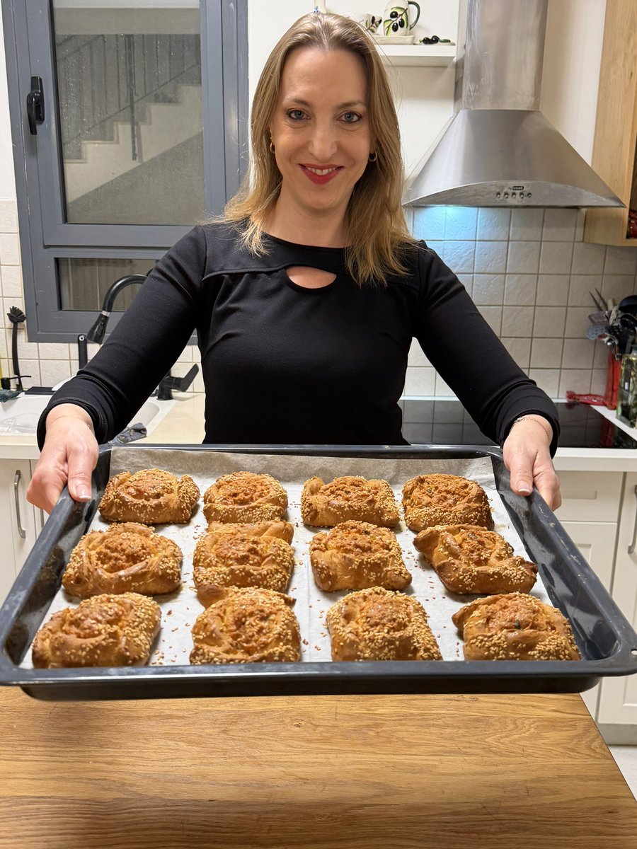 NogaCaspi's tweet image. My first homemade flaounas 🧡🇨🇾
A taste of Cypriot tradition at home🇮🇱

Kalo Pascha!
Sending love to #Cyprus and wishing you all a peaceful and joyful holiday 🙏💕