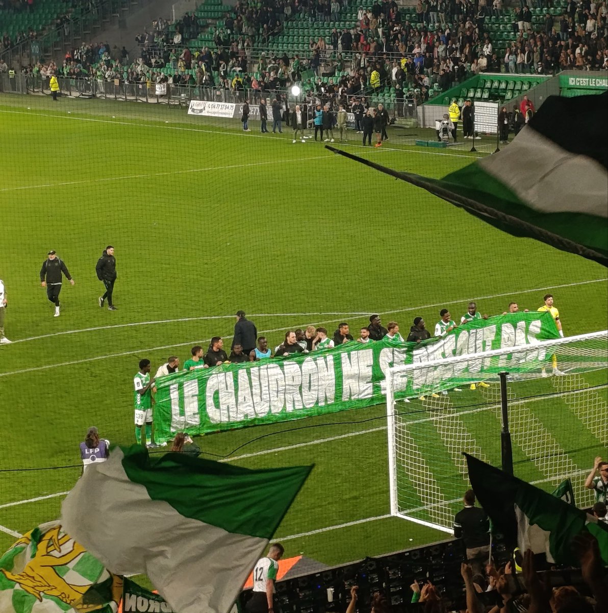 PeupleVertFr's tweet photo. Le Chaudron ne se dissout pas ! #ASSE https://t.co/m02reh42ft
