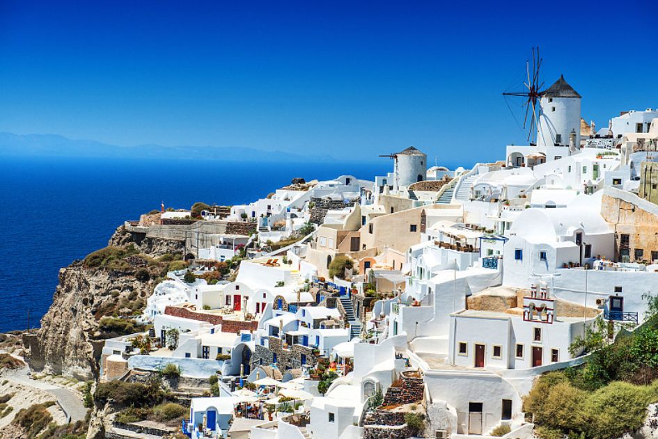 lipegutoO's tweet image. Chasing sunsets in Santorini—white villages, blue domes, and a sky painted in honey + rose. Every step feels like a postcard come alive  #Wanderlust #SantoriniMagic