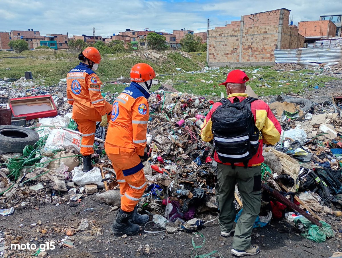 DefensaCivilCo's tweet photo. 🚨 #ReporteDeEmergencia | #Bogotá/Bosa Potreritos
Se brindó apoyo en la atención de un incendio generado por acumulación de basuras y llantas en el sector.
✅ Situación controlada
✅ Sin personas lesionadas
#ListosEnPazOEmergencia https://t.co/ahDDfDN8V3