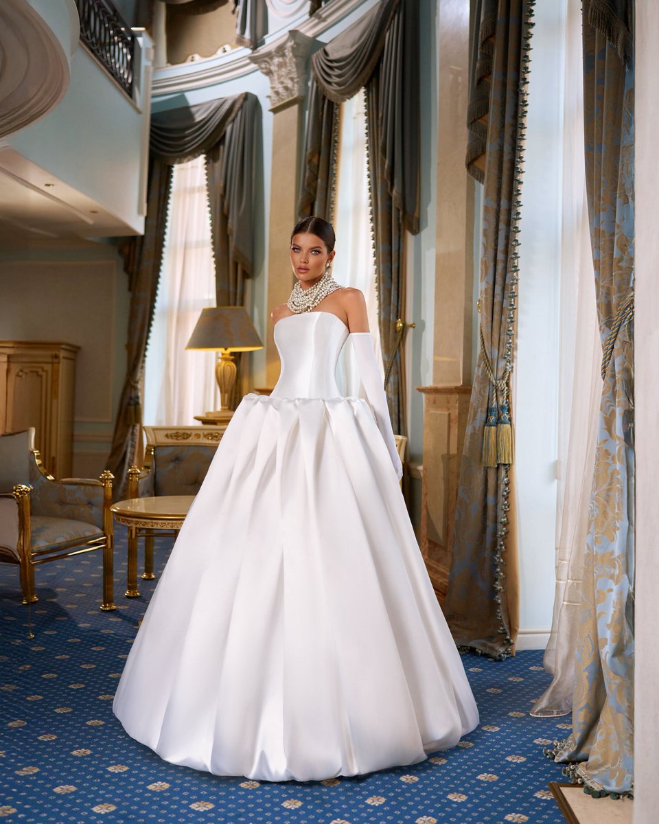 megaday_wedding's tweet photo. Свадебное платье из благородного атласа с пышной юбкой и съемными рукавами. 

⏭️ https://t.co/CsIe3ieBvj

#свадебноеплатье #пышноесвадебноеплатье #megaday_wedding https://t.co/C0U1HSKe7o