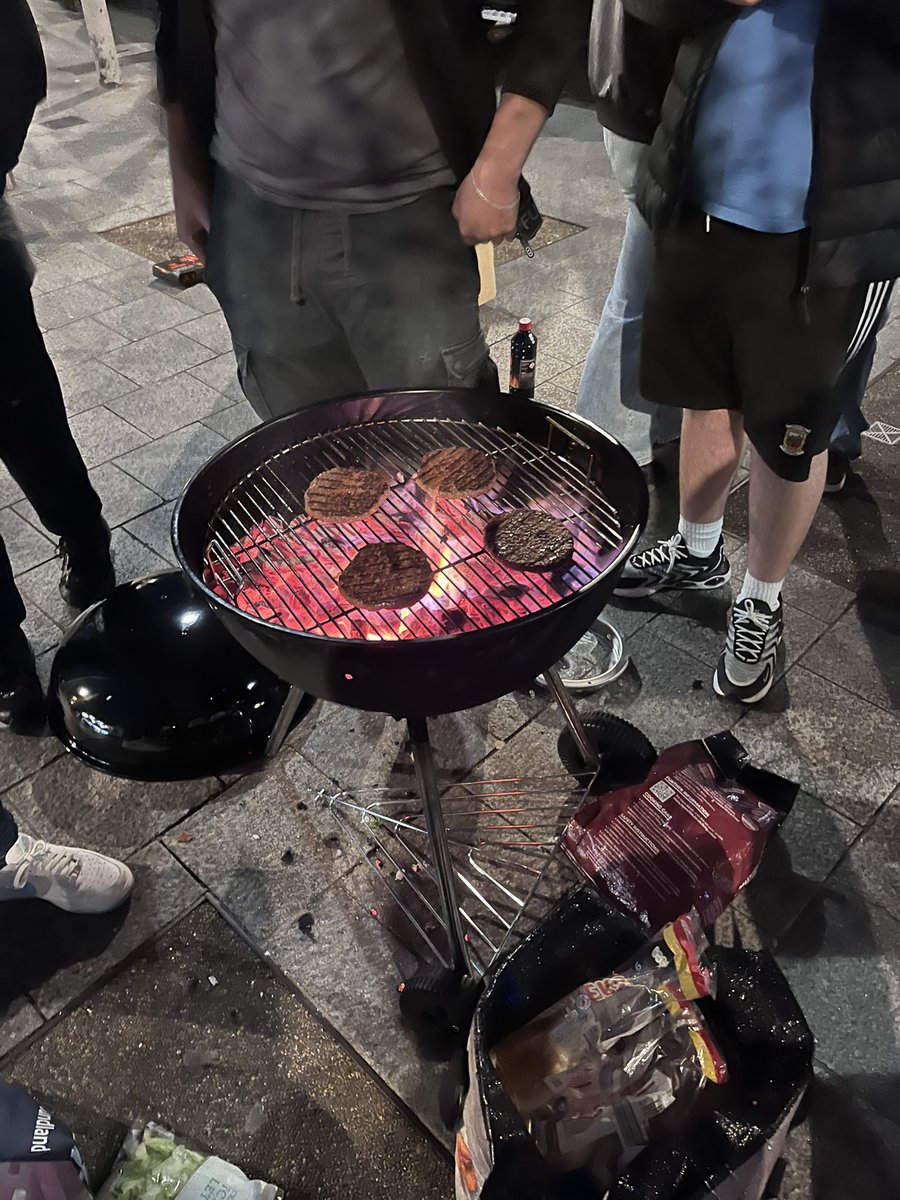 TheAkoFiles's tweet image. Barbecue on O’Connell Street

Yup the Irish 🇮🇪 

#IrishFuelProtest