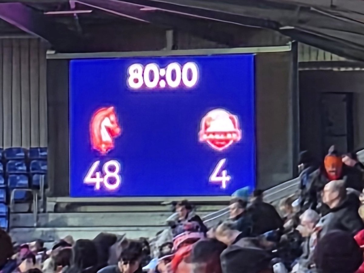 SBaxter77's tweet photo. A top early evening out with @DBaxter76 &amp; @RaifeBaxter for a bit of #RugbyLeague,&amp; another win for the @LondonBroncosRL to keep them top! A banging #Cuppa or 2,&amp; had the new @GreggsOfficial #ChickenRoll which i ave to say was decent! All this &amp; back home in time for the #Boxing! https://t.co/oyAA4Dbxj6