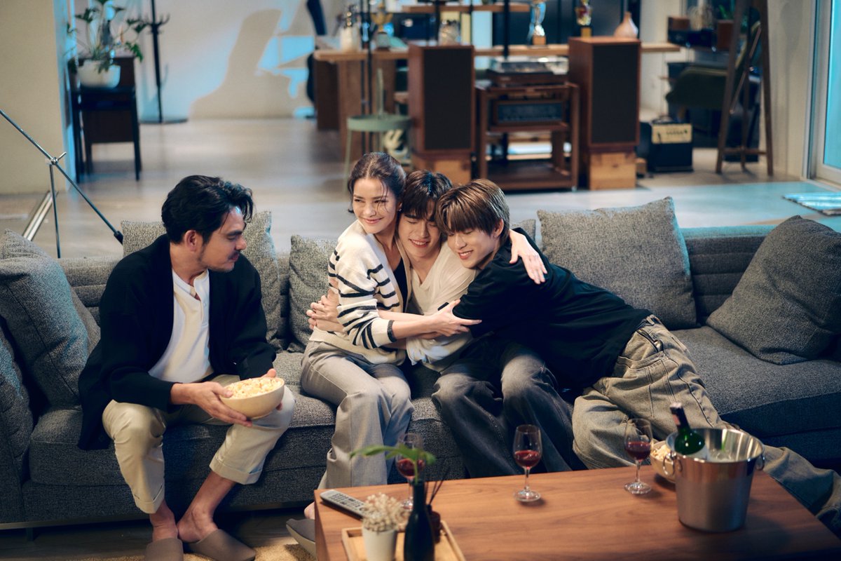 DuangWithYou's tweet photo. ไม่อยากจะพิมพ์เลยยยย แต่ว่าตอนนี้ด้วงกับเธอ EP.11 แล้วนะคะมัมมมม 🥺 ไม่อยากให้จบเลยใช่มั้ยคะ ✨ มาแชร์ซีนที่ชอบในอีพีนี้กันนะคะ ~ 🫶🏻

ปล. แล้วก็ ๆๆ 10 โมงวันนี้ ตั้งนาฬิกาปลุกให้ดี! อย่าลืมกดบัตรงาน DUANG WITH YOU “Love is all around” Show & Screening กันนะคะ 🎨🎸

มามะ มามะ มามะ มามะ มามะ ~ 

Ticket on sale : On ground & Live streaming
🗓️ : Today — 12.04.2026 ‼️
⏰ : 10.00 น. | 10 AM (GMT+7)
🎫 : https://t.co/zIALMYS2iu

DUANG WITH YOU EP11
#ด้วงกับเธอEP11