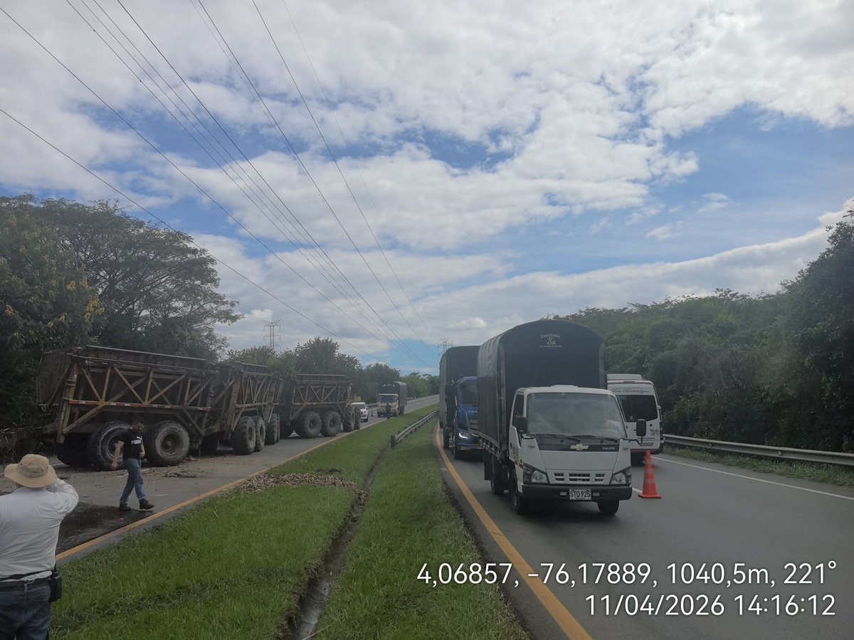 ConcesionPISA's tweet photo. #AccidenteVial Trafico vehicular lento debido a accidente en el km 91+450 Sur - Norte, externa de Tuluá. Tenemos un carril en contraflujo habilitado. Nuestro equipo está trabajando para controlar la situación. 
#PisaInforma #ValleDelCauca #Tulua https://t.co/KyGpGOEMGU