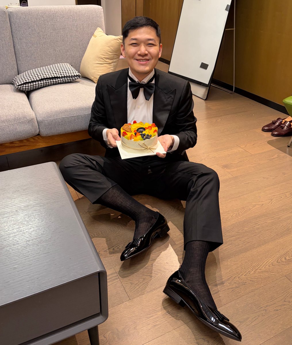 Suitedwalker tweet media