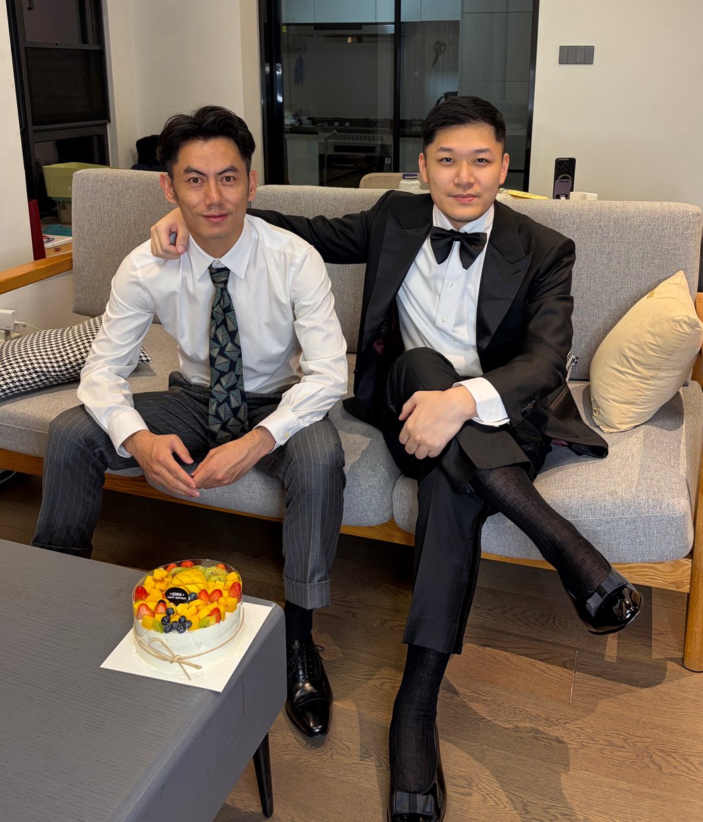 Suitedwalker tweet media