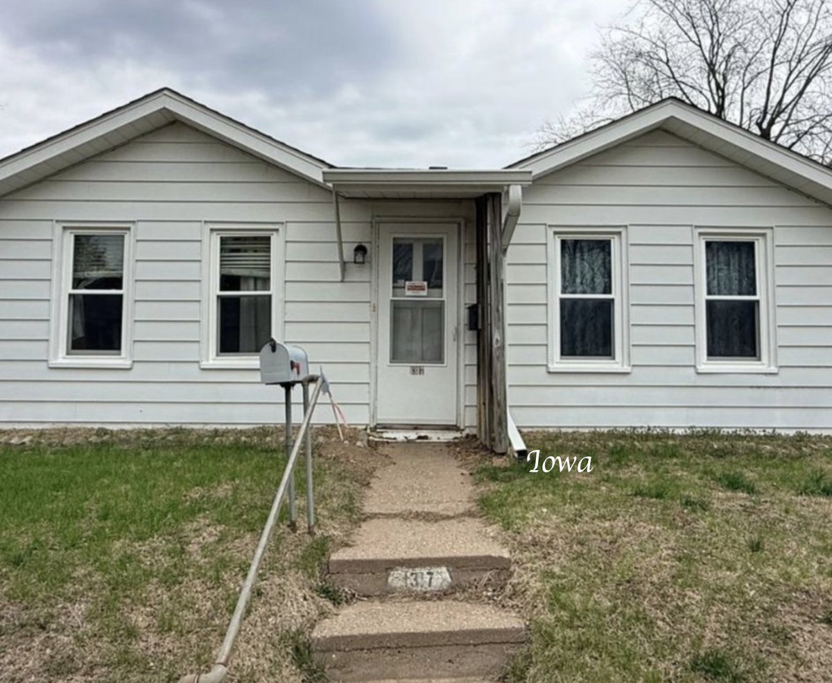 oldhouseunder50's tweet image. $50K. Offering a versatile 2-to-3 #bedroom layout, is this tiny #Iowa home.  oldhousesunder50k.com/c-1914-tiny-io…