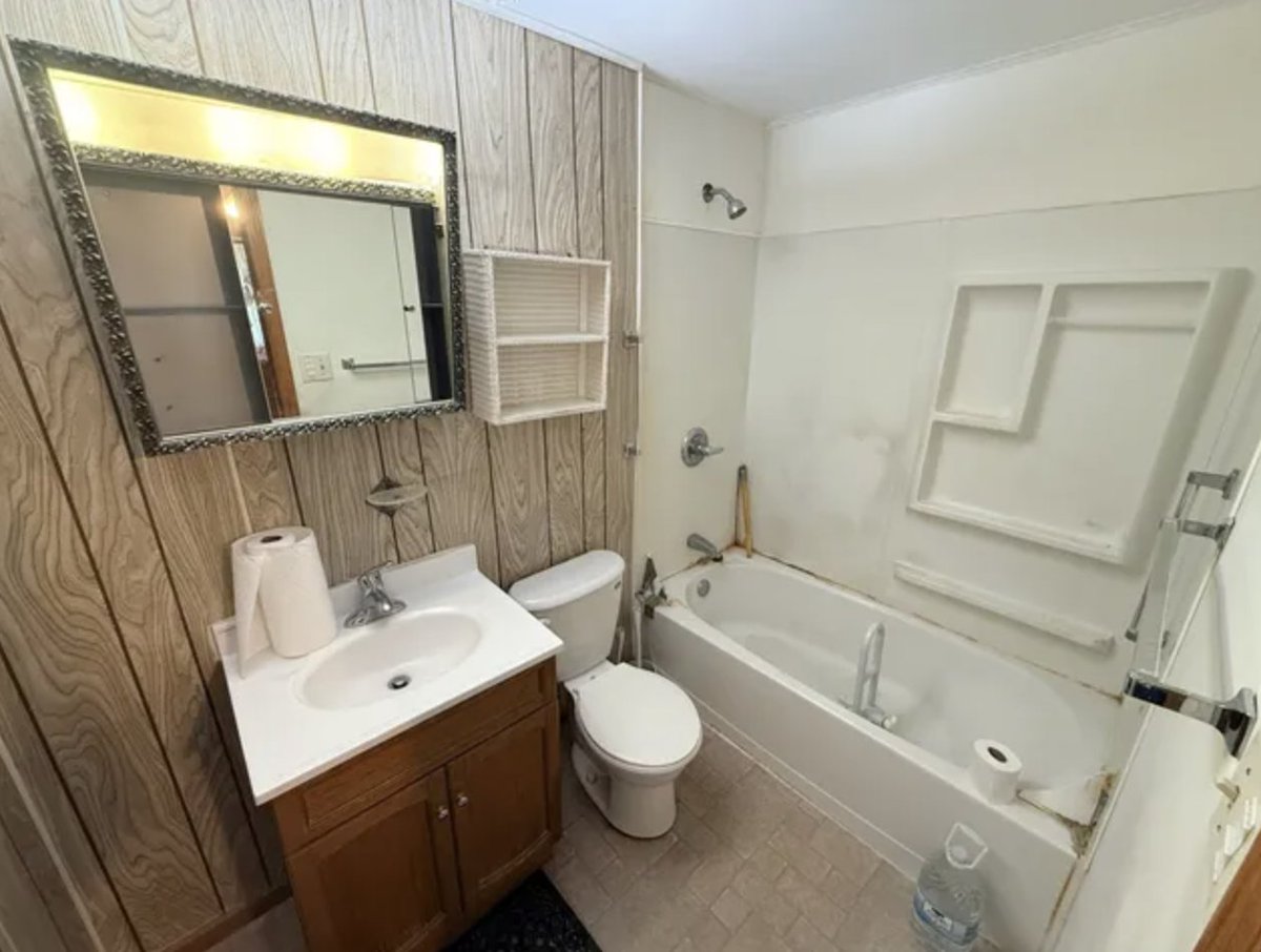 oldhouseunder50's tweet image. $50K. Offering a versatile 2-to-3 #bedroom layout, is this tiny #Iowa home.  oldhousesunder50k.com/c-1914-tiny-io…