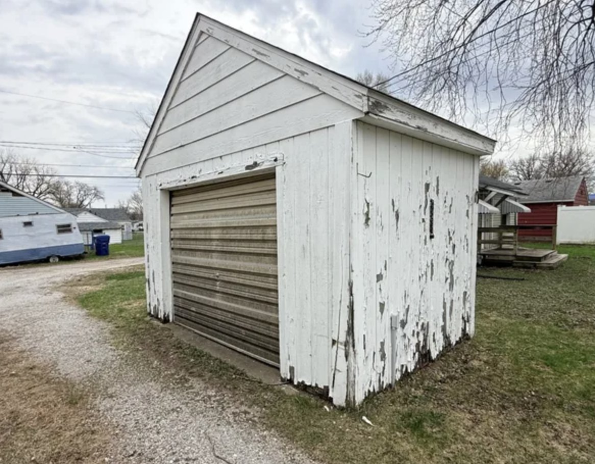 oldhouseunder50's tweet image. $50K. Offering a versatile 2-to-3 #bedroom layout, is this tiny #Iowa home.  oldhousesunder50k.com/c-1914-tiny-io…
