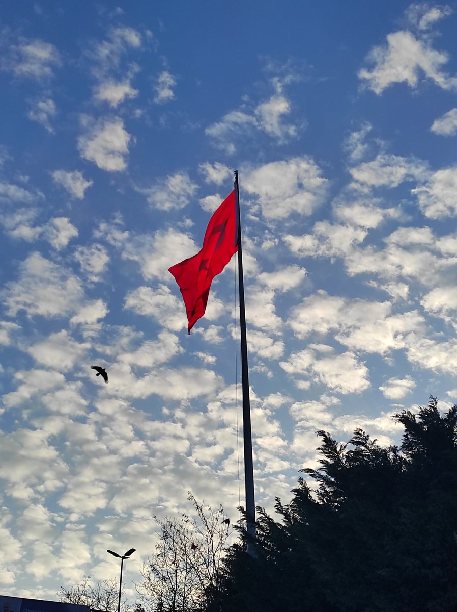 Zeynepcelikell's tweet photo. Şehitler tepesi boş değil, 
Toprağını kahramanlar bekliyor! 
Ve bir bayrak dalgalanmak için; 
Rüzgar bekliyor!
Arif Nihat Asya https://t.co/fyDsadsT39