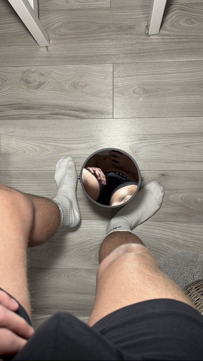 zachwiejaaaa's tweet photo. 👀 #feets #socks https://t.co/8jbosnMgXW