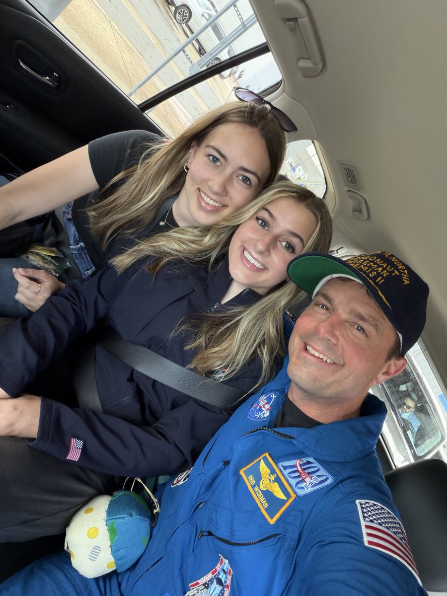 choquei's tweet photo. 🚨AGORA: Reid Wiseman, astronauta que foi à Lua, reencontrou as filhas após o pouso no Oceano Pacífico. https://t.co/w75q6t96QL