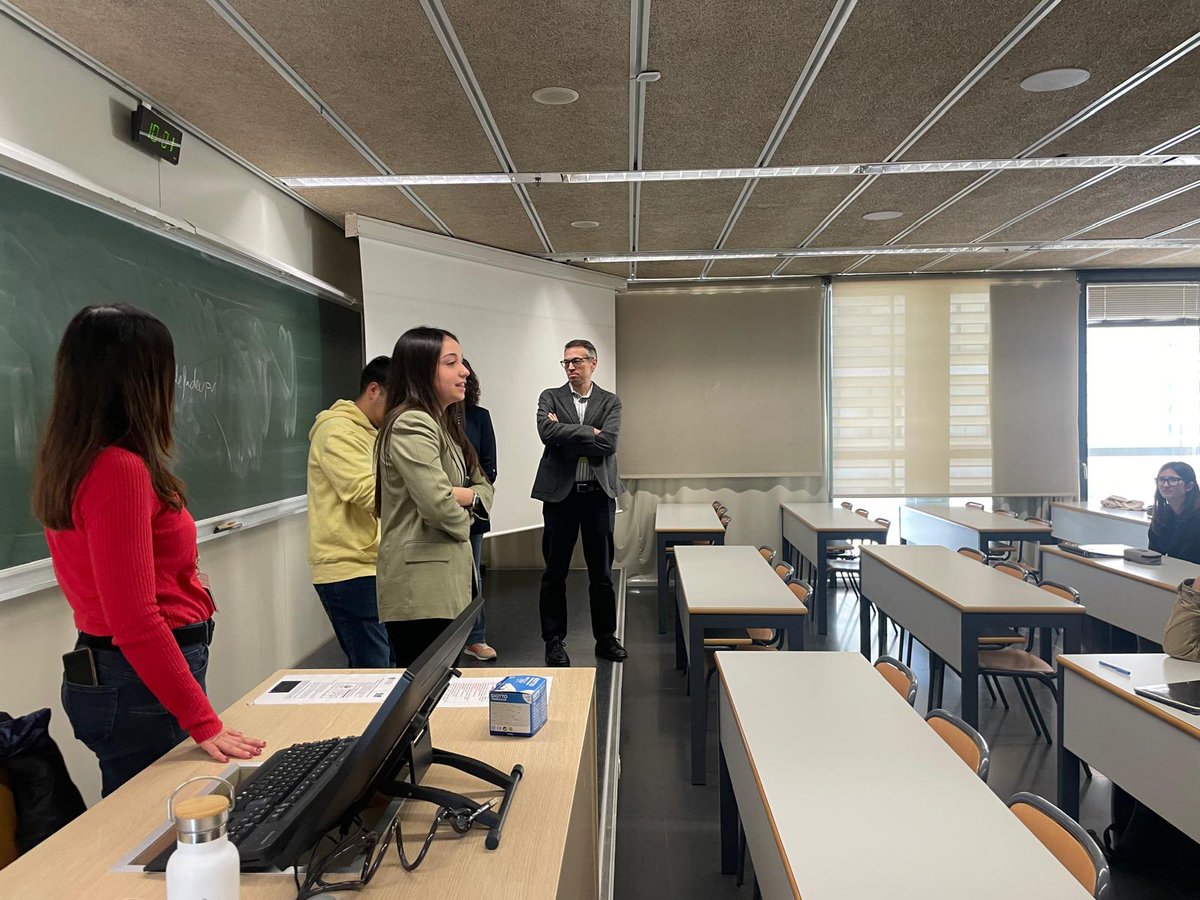 adeupv's tweet photo. 🎓🤝 A lo largo del curso, en FADE impulsamos actividades de orientación, información y acompañamiento. Hoy recordamos la bienvenida institucional a los estudiantes de 1º de ADE-INF y 2º de ADE-MAT que comenzaron este cuatrimestre sus estudios en la Facultad. #FADEUPV #UPV https://t.co/9e7UMuED8v