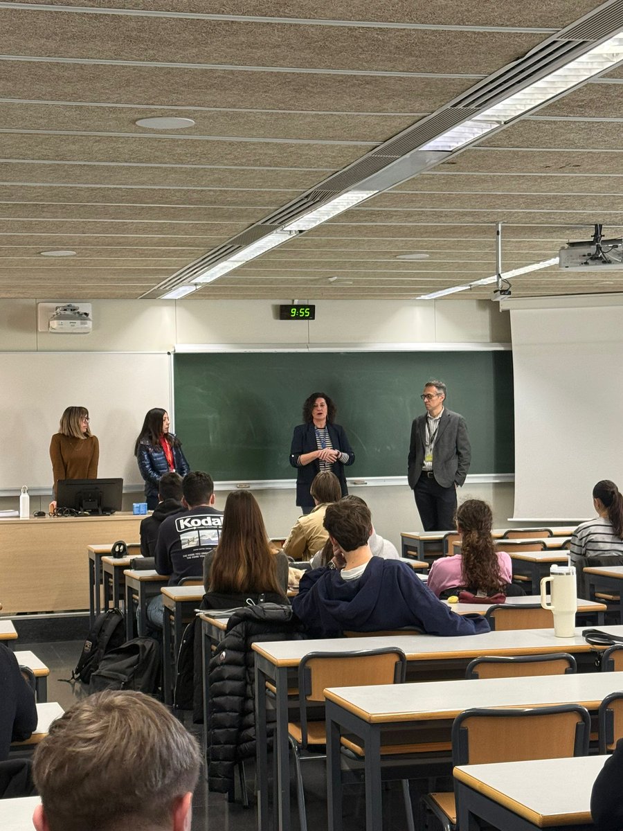 adeupv's tweet photo. 🎓🤝 A lo largo del curso, en FADE impulsamos actividades de orientación, información y acompañamiento. Hoy recordamos la bienvenida institucional a los estudiantes de 1º de ADE-INF y 2º de ADE-MAT que comenzaron este cuatrimestre sus estudios en la Facultad. #FADEUPV #UPV https://t.co/9e7UMuED8v