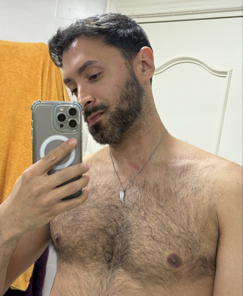 gussbah's tweet photo. Pechos peludos? https://t.co/iL845vFwuP