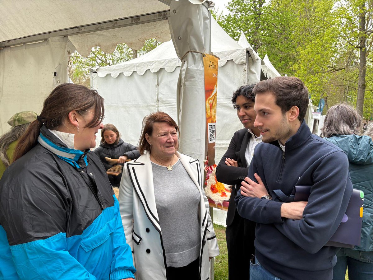 ClaireBeuil's tweet image. Cet après-midi je me suis rendue au salon de l'artisanat organisé par le conseil départemental de l'Oise à Beauvais. Ce fut l'occasion de rencontrer non seulement des artisans mais également des artistes. 
#Beauvais #Oise #Artisan #député #marché