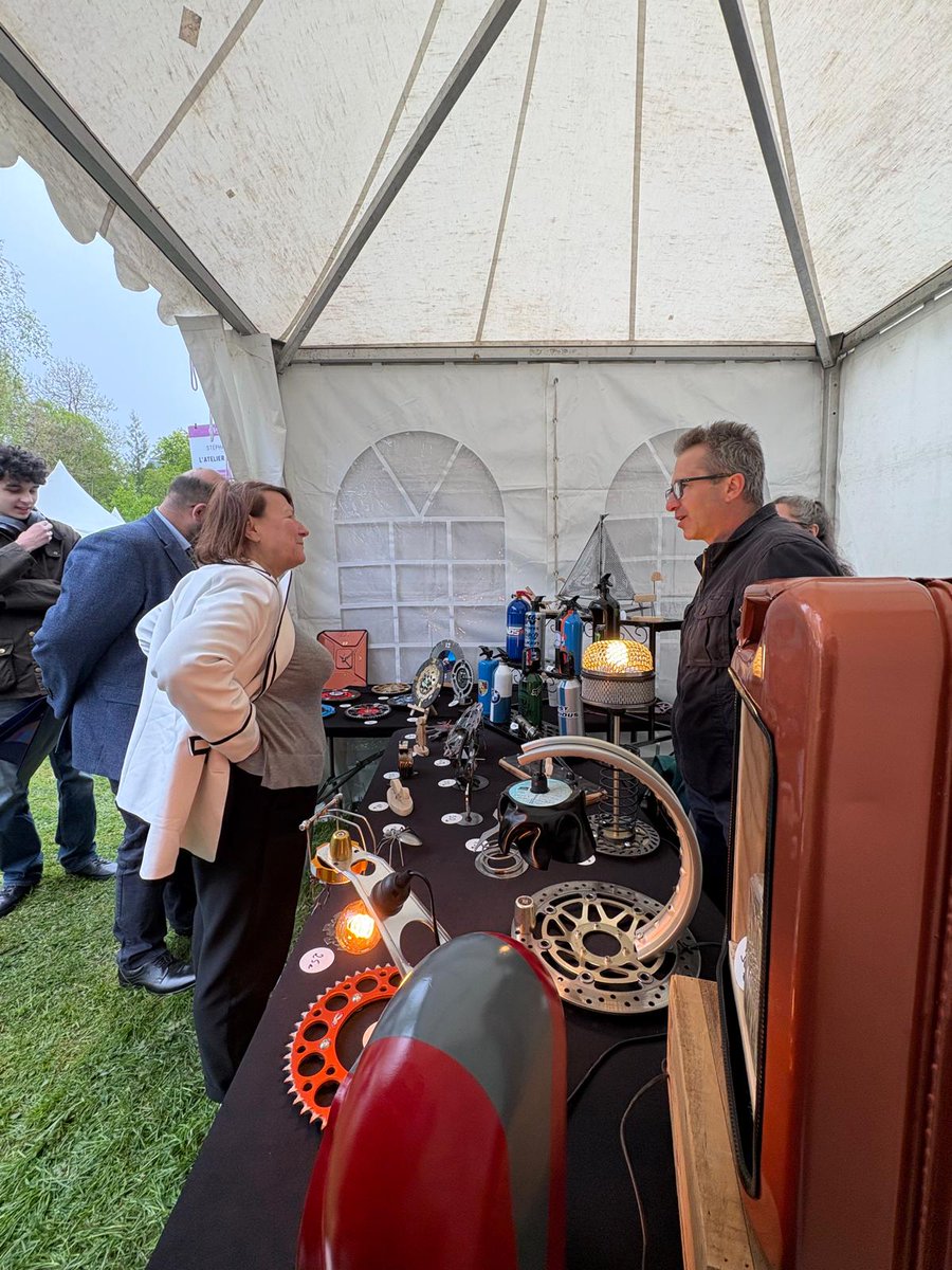 ClaireBeuil's tweet image. Cet après-midi je me suis rendue au salon de l'artisanat organisé par le conseil départemental de l'Oise à Beauvais. Ce fut l'occasion de rencontrer non seulement des artisans mais également des artistes. 
#Beauvais #Oise #Artisan #député #marché