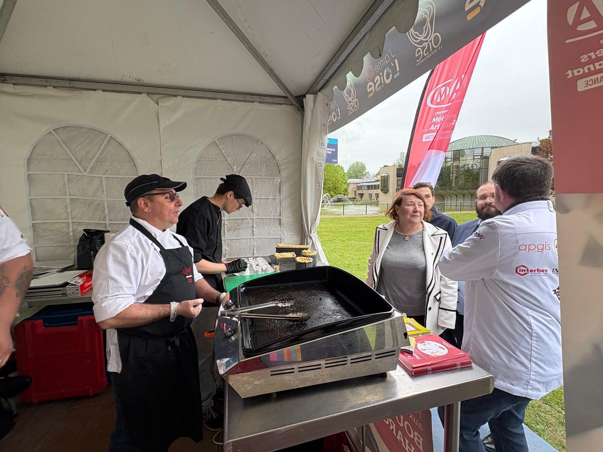 ClaireBeuil's tweet image. Cet après-midi je me suis rendue au salon de l'artisanat organisé par le conseil départemental de l'Oise à Beauvais. Ce fut l'occasion de rencontrer non seulement des artisans mais également des artistes. 
#Beauvais #Oise #Artisan #député #marché
