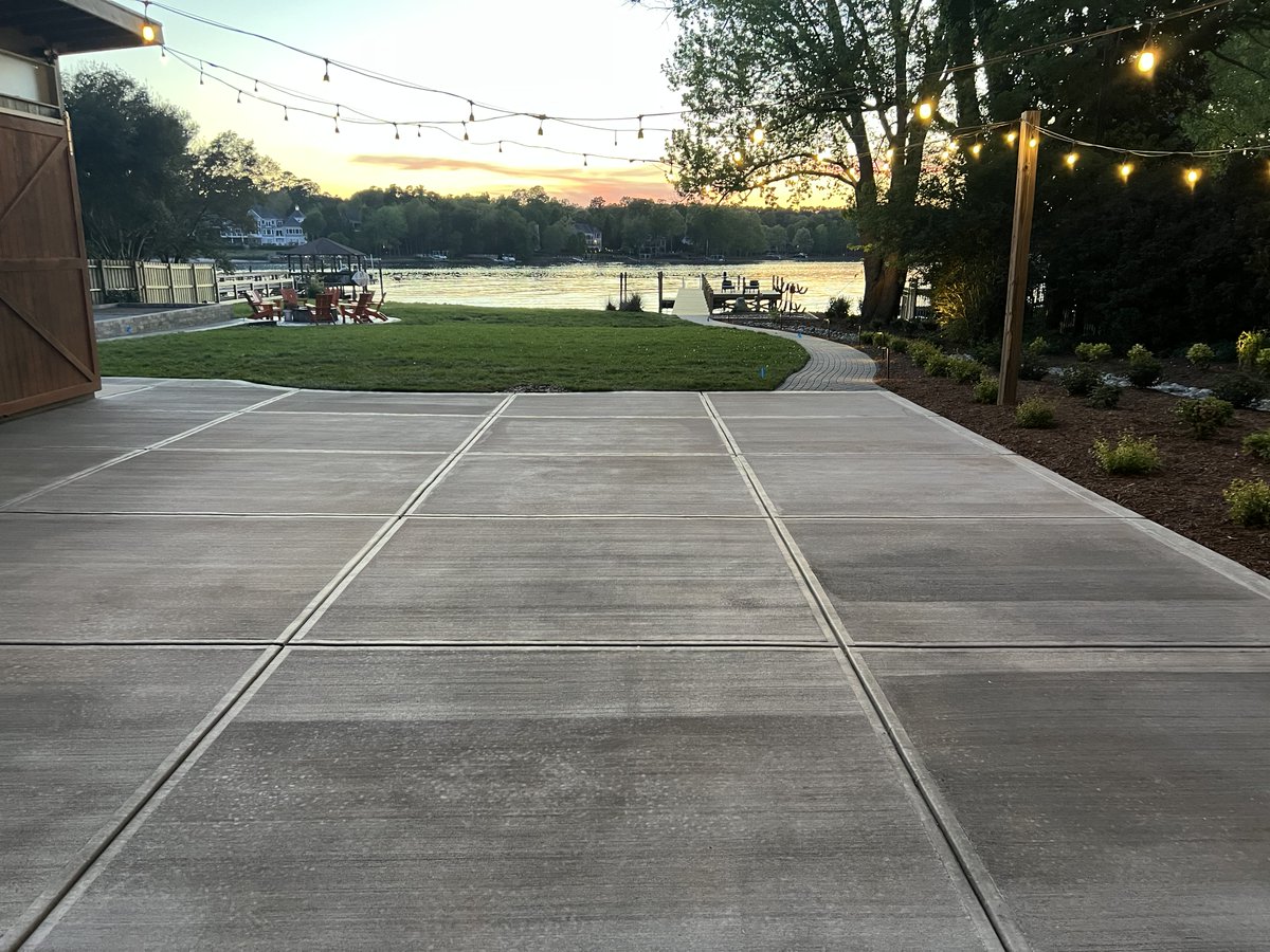 ResortGetaway's tweet image. Our off season included  landscaping enhancements, a new private dock and the addition of a bocce  ball court. Website will be updated with new photos soon. LOOK: staylakenorman.com/rentals/blue-h… #vrbo #airbnb #vacationrental #lakevacation #summervacation