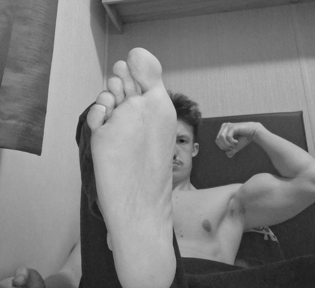 CashAlphaAleks's tweet photo. I know you want these sweaty feet in your mouth...

#Findom #FindomNL #Cashmaster #Alpha #Feet #Muscle #Domination https://t.co/TCRGvsgaqF