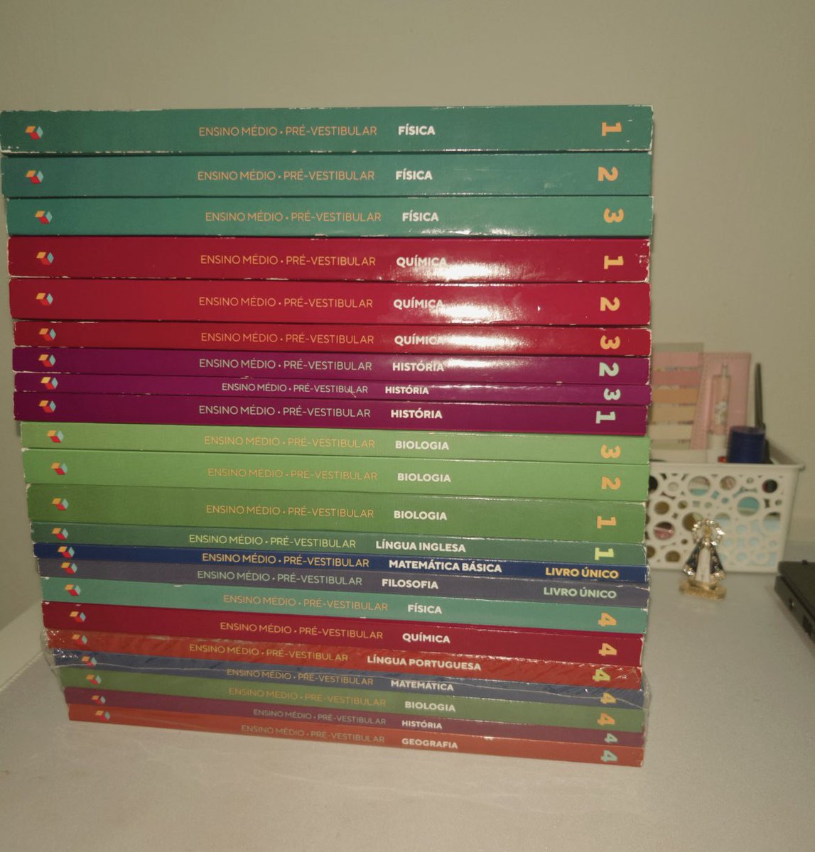 ellystds's tweet photo. me doaram todas as apostilas do poliedro em branco e a metade veio no plástico ainda 😭🎉 (sou ansiosa e já tirei quase todas do plástico) https://t.co/DBeK0srKqr